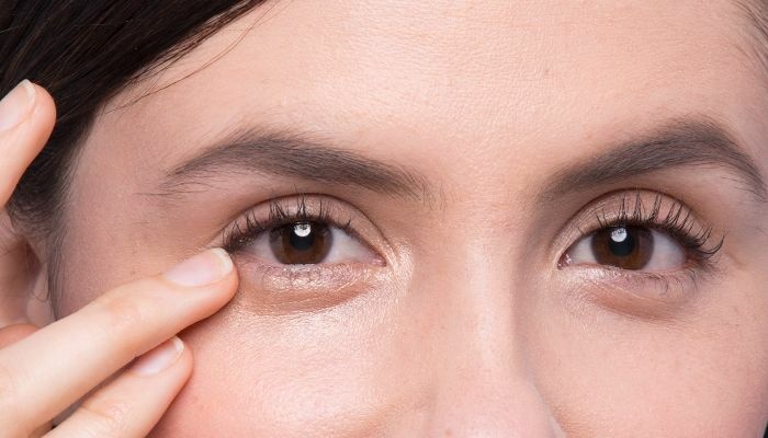 Dầu cà phê trị quầng thâm mắt: Dùng một giọt dầu cà phê, mát xa nhẹ lên vùng mắt, cách này có tác dụng là sáng quầng thâm và săn chắc vùng da dưới mắt.