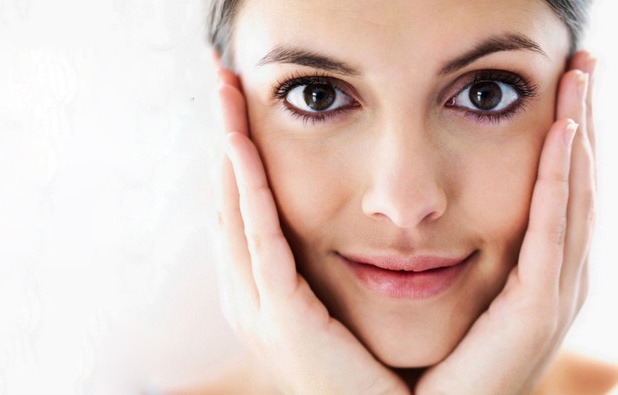 Dầu cà phê làm trắng da:  Thành phần caffein có tác dụng kích thích sự lưu thông mạch máu giúp làn da căng mịn và loại bỏ tế bào chết, tạo làn da sáng dần một cách tự nhiên. Bạn có thể thoa dầu cà phê lên mặt để dưỡng da qua đêm, cách này không chỉ giúp da sáng mà còn hạn chế nếp nhăn rất tốt.