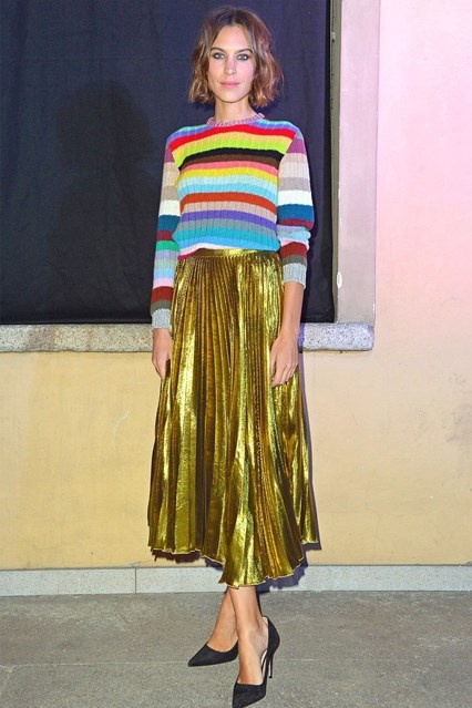Blogger nổi tiếng Alexa Chung kết hợp áo len sọc ngang bảy sắc cầu vồng với váy xòe xếp pli vàng ánh kim dễ dàng thu hút bất cứ ánh mắt nào.
