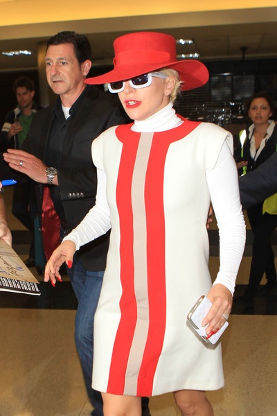 Lady Gaga xuất hiện nổi bật tại sân bay Los Angeles với chiếc váy màu trắng-đỏ kết hợp cùng mũ rộng vành màu đỏ, kính trắng, đôi giày đỏ ấn tượng.