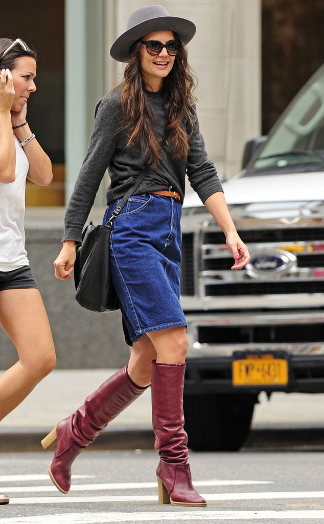 Katie Holmes phủi bụi, phóng khoáng như nàng cao bồi miền Tây nước Mỹ. Cô chọn kiểu mũ rộng vành màu xám, áo len kết hợp quần denim cho vẻ năng động, khỏe khoắn.
