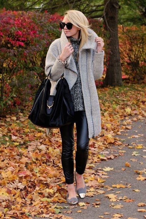 Nên: Chọn quần có chất liệu da hoặc da lộn trong mùa thu đông. Kiểu quần có khả năng co giãn tốt và thể hiện được phong cách trẻ trung, năng động của người phụ nữ hiện đại. Đặc biệt, quần da có bề mặt bóng thích hợp với những bạn gái có cặp đùi thon gọn.