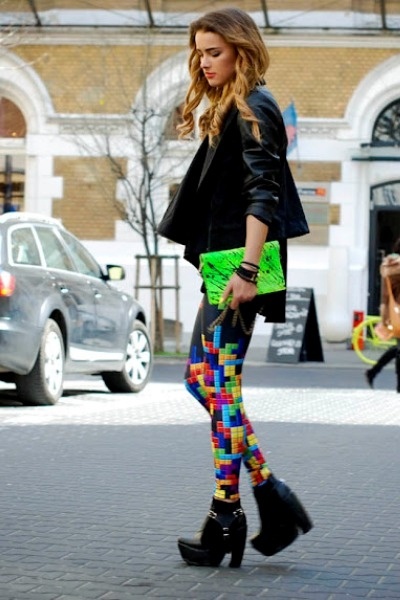 Không nên: Hạn chế mặc quần leggings da mỏng và phối với áo crop-top hoặc áo quá ôm vì dễ lộ những vị trí nhạy cảm trên cơ thể. Bạn cũng không nên chọn trang phục màu in họa tiết rối rắm vì nó chỉ dành cho những bữa tiệc Holloween.