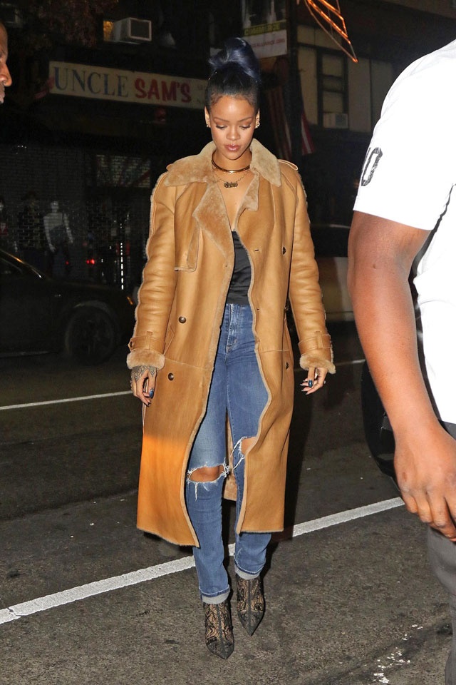 2. Áo khoác lông cừu: Không có gì có thể ấp áp hơn, phong cách hơn chiếc áo khoác lông cừu với kiểu dáng dài đến mắt cá chân cùng gam màu nâu đất ấm áp. Rihana đã giữ cho mình một diện mạo cực kỳ thanh lịch với chiếc áo ba lô tông đen và một chiếc quần jeans rách gối.