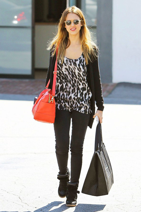 Cô nàng khéo léo mix quần skinny jeans màu đen và áo họa tiết, cardigan dài cùng màu đen. Một chiếc túi đeo màu đỏ làm điểm nhấn cho toàn set đồ.