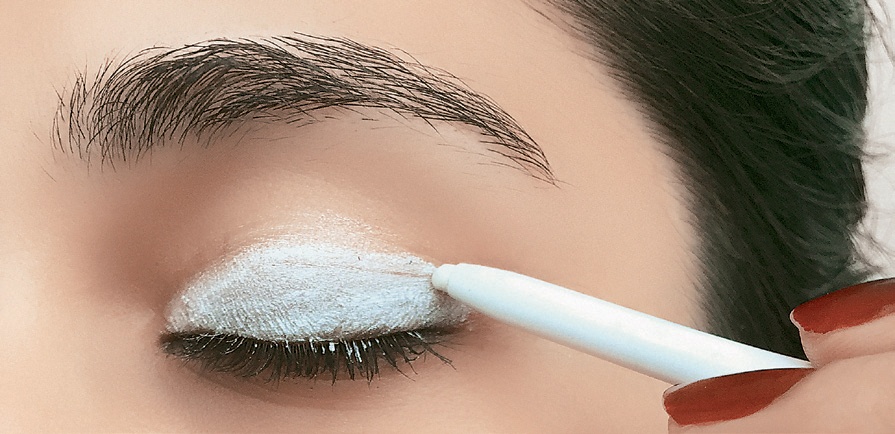 2. Giúp phấn mắt không rơi nhờ eyeliner trắng: Dùng eyeliner trắng vẽ hết bầu mắt để tạo lớp base rồi phủ phấn mắt lên trên.