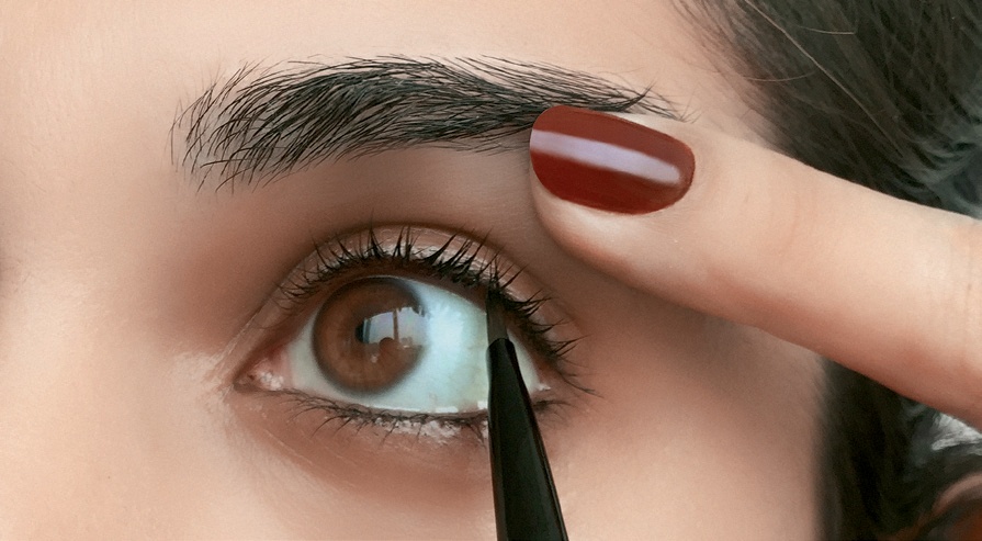 3. Đừng quên mặt trong của mí mắt để eyeliner đầy đặn hơn: Sau khi vẽ eyeliner, dùng tay kéo nhẹ mi mắt để vẽ cho mặt trong của mí mắt.