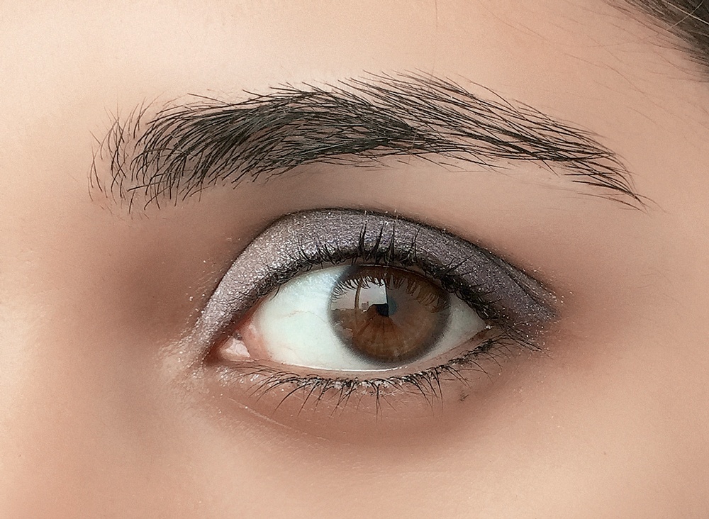 6. Tạo đôi mắt ombre to tròn bằng cách kết hợp eyeliner sáng và tối: Bắt đầu từ đầu mắt, bạn dùng eyeliner màu trắng vẽ 1/3 mí mắt. Sau đó, bạn dùng eyeliner màu đậm hoặc tươi như tím, xanh… vẽ từ đuôi mắt kéo vào trong, đến hết 2/3 chiều dài mí mắt còn lại. Dùng cọ mềm tán đều để xóa phần ranh giới giữa hai màu eyeliner.