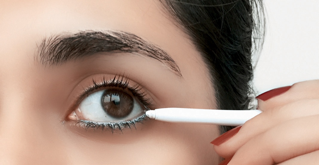 7. Viền mí mắt dưới với eyeliner trắng giúp mắt to tròn hơn: Nếu mí mắt trên bị sụp, bạn vẽ một đường đậm eyeliner trắng cho mí mắt dưới để tạo hiệu ứng mắt to tròn.