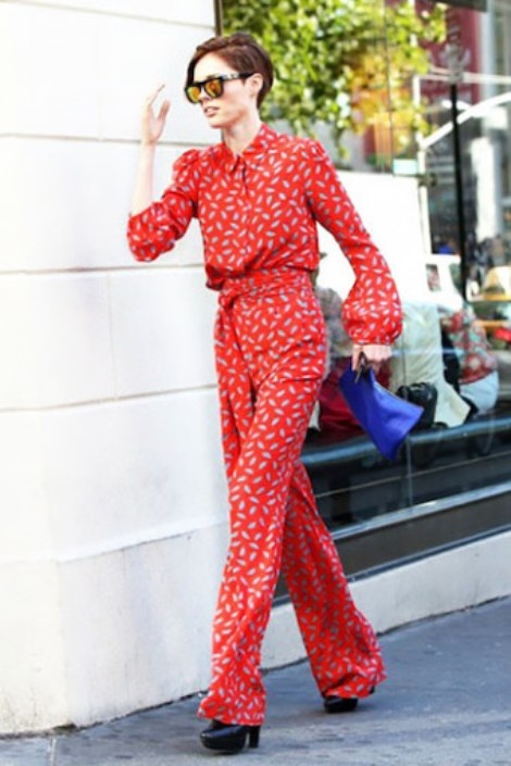 Jumpsuit in họa tiết: Các nàng thấp bé rất kỵ với trang phục có họa tiết trên diện rộng hoặc mix nhiều họa tiết. Vì vậy, nếu yêu thích jumpsuit, bạn hãy chọn mẫu áo với một màu trơn sẽ tôn dáng hơn những họa tiết rườm rà.