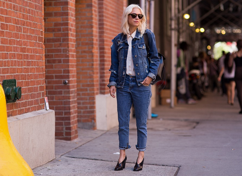 1. Denim on denim vẫn có thể mang giày cao gót. Sự kết hợp đơn giản của áo khoác với quần jeans trên mắt cá chân hoàn hảo với đôi giày đế thô, mũi cách điệu đẹp mắt hơn là các kiểu giày pump truyền thống.
