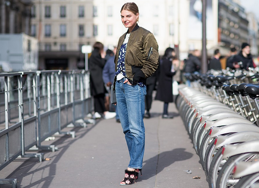 4. Quần jeans cạp cao, ống rộng kết hợp với một đôi giày stiletto giúp dáng bạn thanh thoát hơn. Kết hợp với áo khoác lưng cao để ăn gian chiều cao và cân đối bộ đồ.