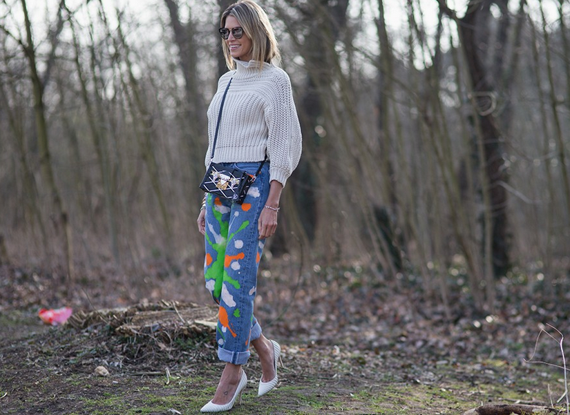 6. Jeans sáng màu và giày pumps trắng cũng là một gợi ý cho bạn gái cá tính. Bạn có thể chọn giày màu neutral thay vì màu trắng tinh. Bộ trang phục cũng vui mắt và tươi sáng hơn với những vệt màu trên quần jeans.