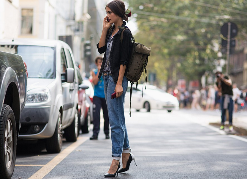 7. Quần jeans dáng boyfriend kết hợp với giày cao gót đeo dây ở mắt cá chân, cùng áo thun thoải mái, áo khoác nhẹ và ba lô tiện dụng tạo nên set đồ của tomboy pha lẫn sự nữ tính.