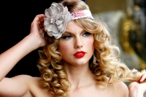3 phong cach trang diem dac trung cua Taylor Swift hinh anh