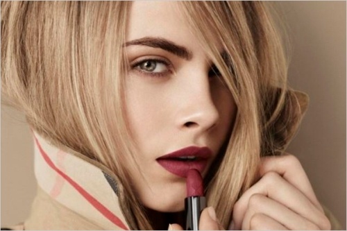 7 san pham trang diem can co khi di du tiec hinh anh