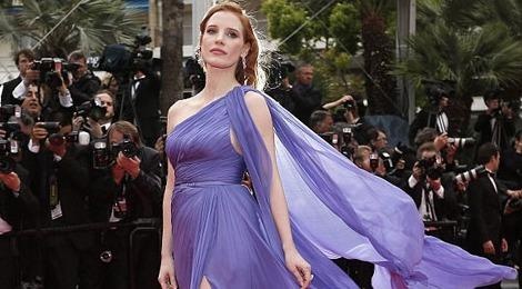 Sao ngoai quyen ru voi dam lech vai tren tham do hinh anh