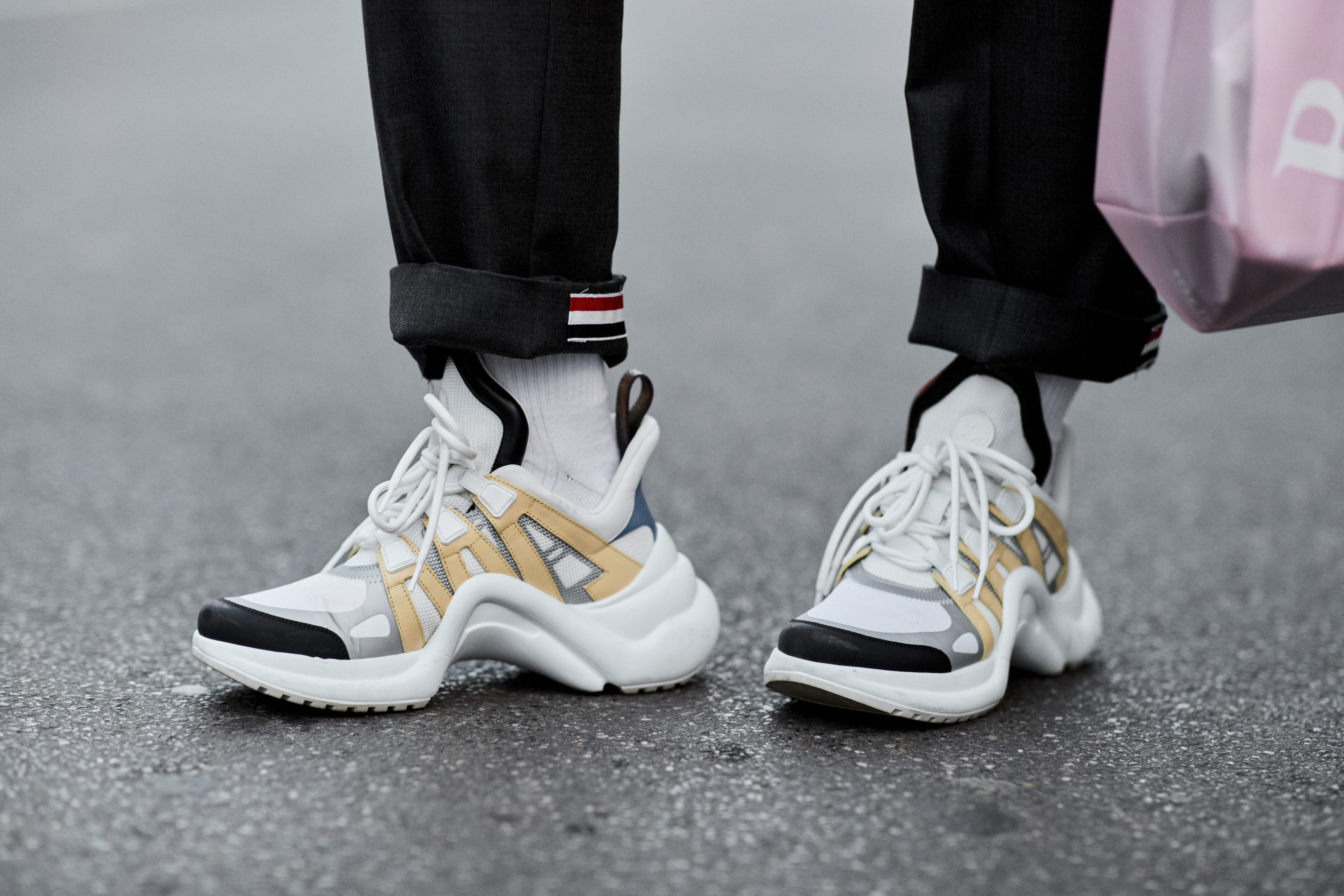 Dad sneakers: Trao luu ngu ngoc hay gioi tre phu nhan cac chuan muc? hinh anh