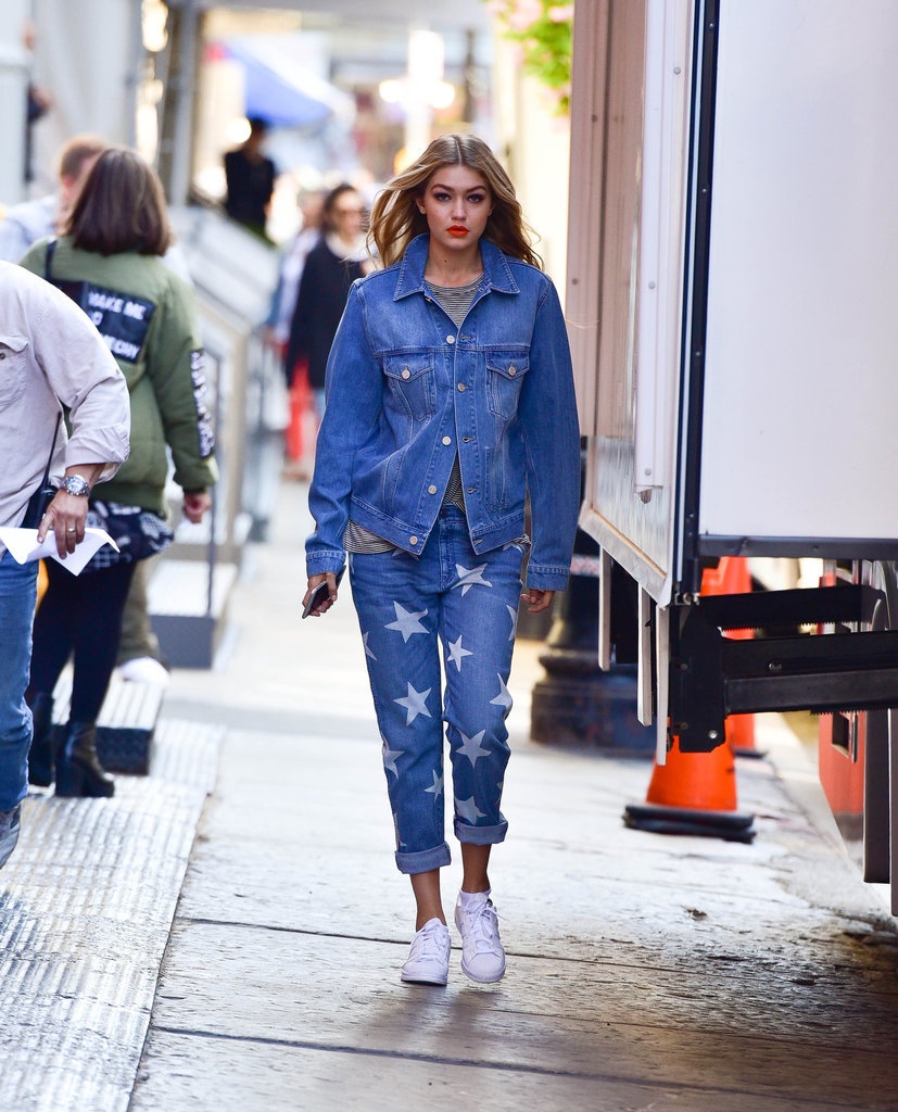 Gigi Hadid voi giay sneakers anh 13