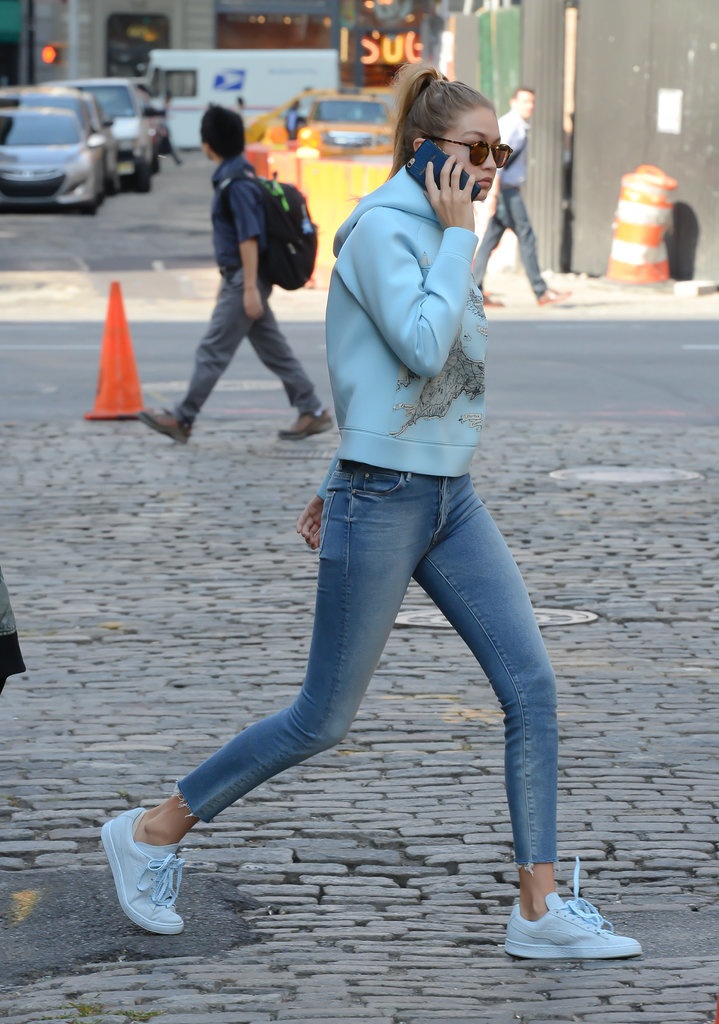 Gigi Hadid voi giay sneakers anh 5
