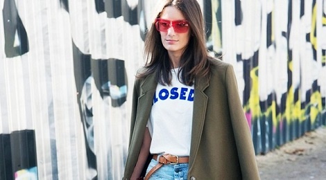 Cach mix quan jeans voi ao phong trong tung hoan canh hinh anh