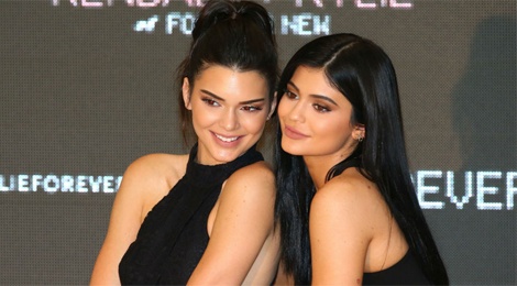 Thoi trang giong nhau cua 2 co em nha Kim hinh anh