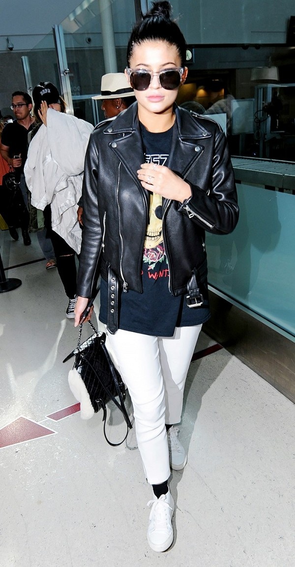 mix jeans va sneakers anh 13