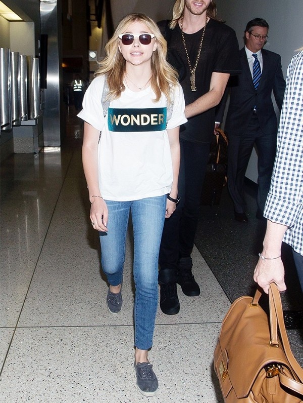 mix jeans va sneakers anh 3