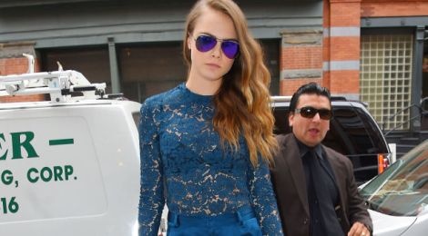 Mac xuyen thau khong phan cam nhu Cara Delevingne hinh anh