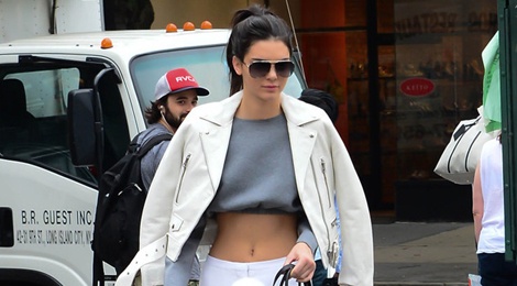 Muon kieu dien crop top khoe eo thon cua Kendall Jenner hinh anh