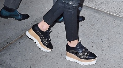 Sao ngoai sanh dieu voi giay oxford don de hinh anh