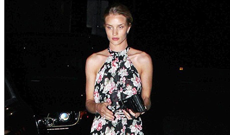 4 cach dien vay maxi mua he nhu Rosie Huntington-Whiteley hinh anh