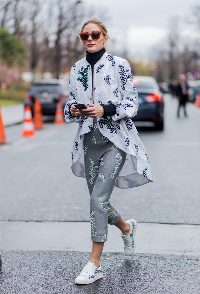 Olivia Palemo thích sneakers họa tiết in hoa ảnh 5 Olivia Palemo thich sneakers hoa tiet in hoa anh 5