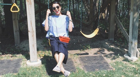 Doi giay vai theo chan Ha Tang suot ca dong lan he hinh anh