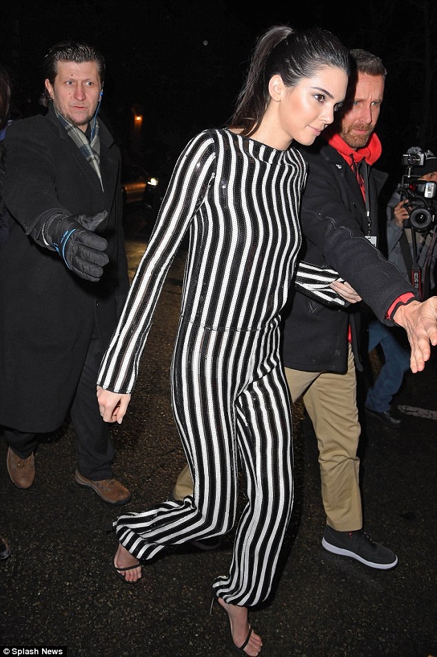 Mặc đẹp với jumpsuit kẻ sọc ảnh 9 Mac dep voi jumpsuit ke soc anh 9