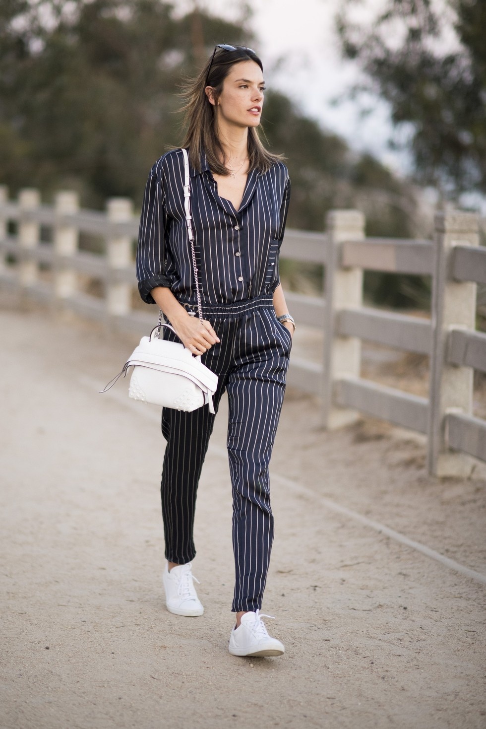 Mặc đẹp với jumpsuit kẻ sọc ảnh 2 Mac dep voi jumpsuit ke soc anh 2