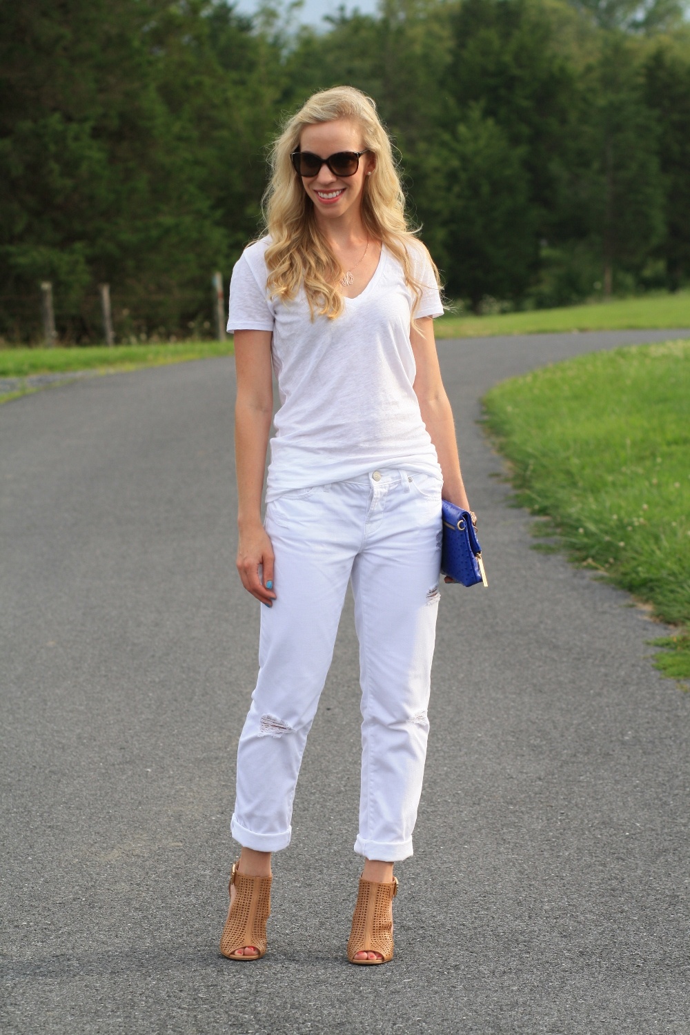 Cách mặc áo thun trắng ấn tượng ảnh 5 Cach mac ao thun trang an tuong anh 5