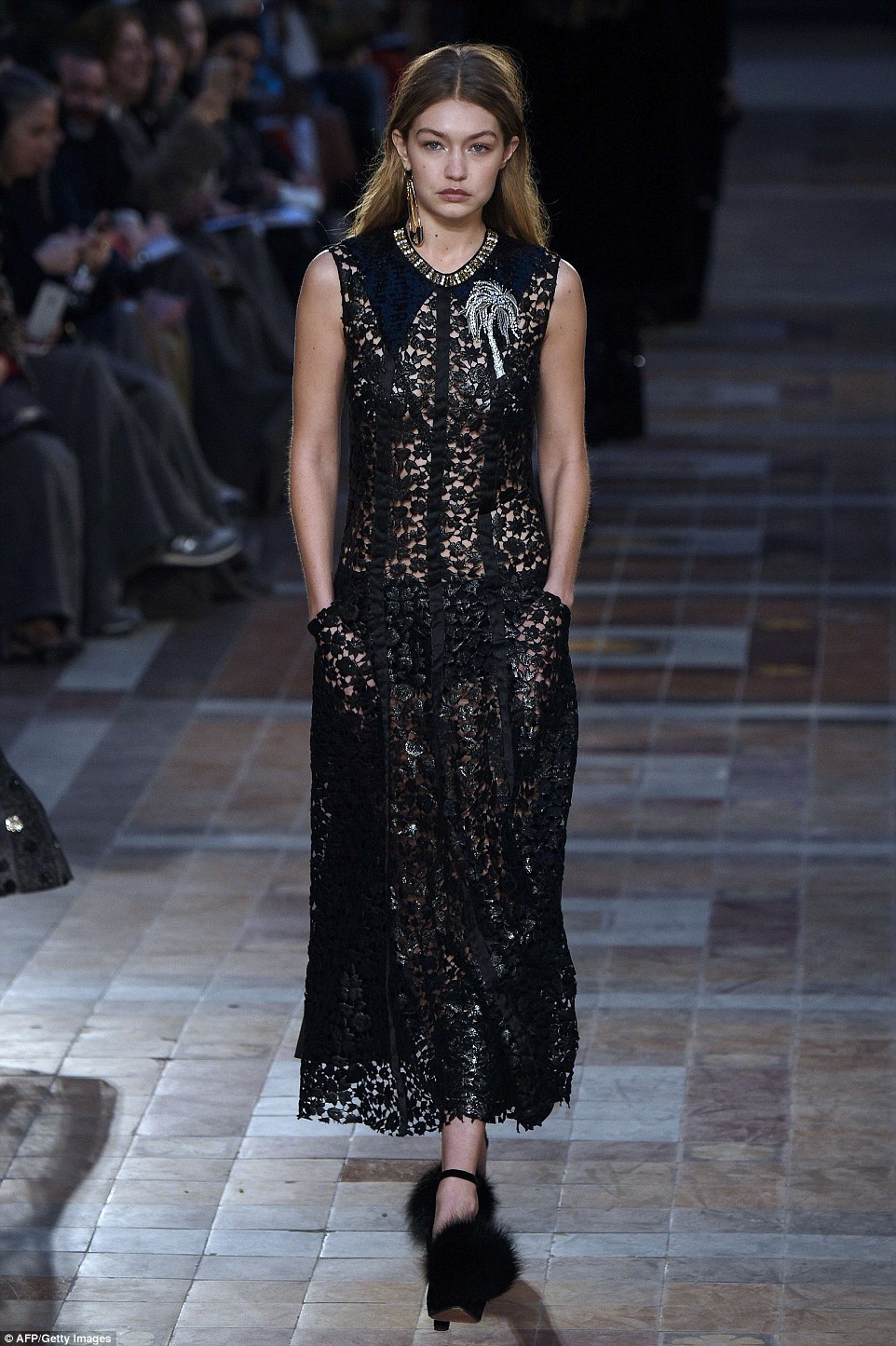 Gigi Hadid dien vay xuyen thau anh 6