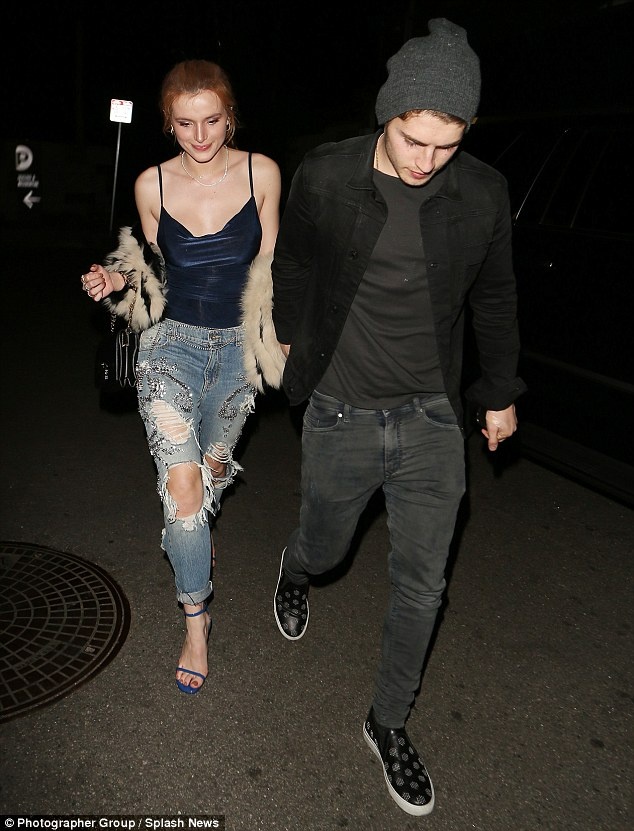 Combo quần jeans, sandals cao gót của sao ngoại ảnh 7 Combo quan jeans, sandals cao got cua sao ngoai anh 7