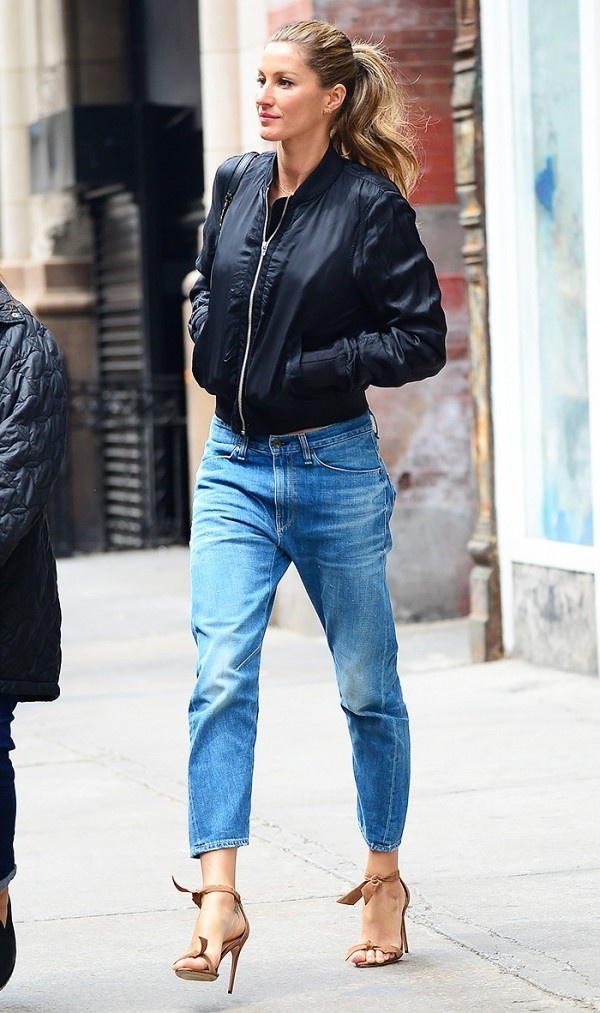 Combo quần jeans, sandals cao gót của sao ngoại ảnh 8 Combo quan jeans, sandals cao got cua sao ngoai anh 8