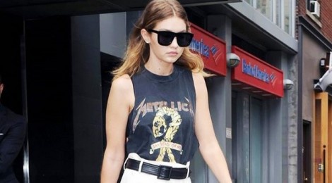 Hoc Gigi Hadid cach mac ao thun hoa tiet cho tung hoan canh hinh anh