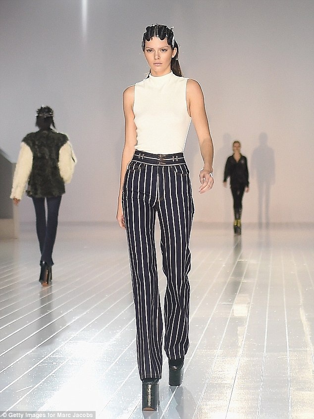 Diện kẻ đen trắng như Kendall Jenner ảnh 10 Dien ke den trang nhu Kendall Jenner anh 10