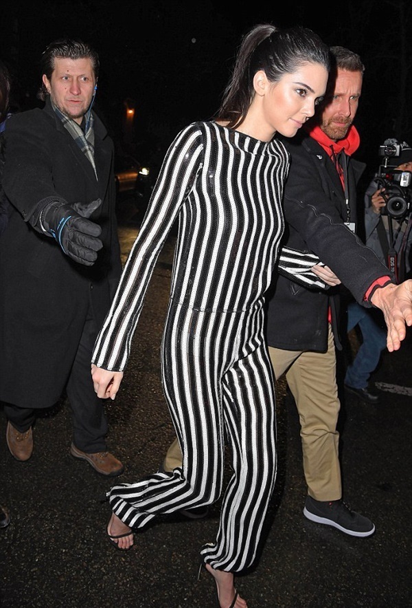 Diện kẻ đen trắng như Kendall Jenner ảnh 4 Dien ke den trang nhu Kendall Jenner anh 4