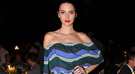 My nhan Hollywood lang xe mot vay tre vai he 2016 hinh anh