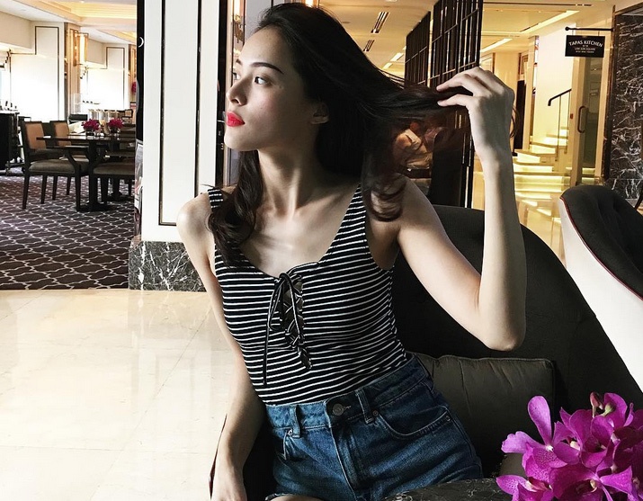 Gu thoi trang nang dong voi ao thun, quan jean cua Ha Vi hinh anh