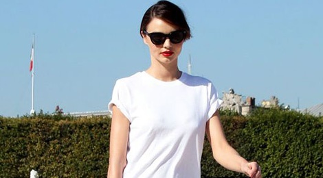 Miranda Kerr goi y cach mix ao thun trang khong nham chan hinh anh