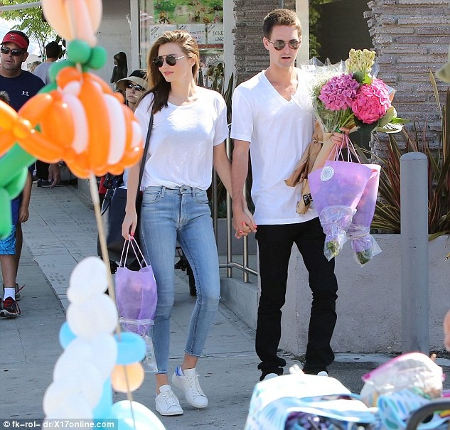 Miranda Kerr mix áo thun trắng ảnh 7 Miranda Kerr mix ao thun trang anh 7
