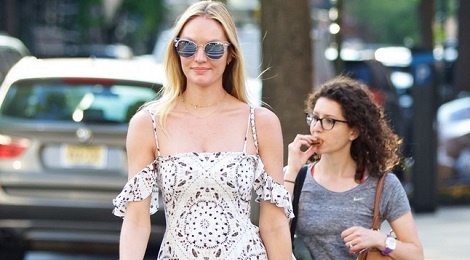 Street style mat me voi vay hoa tiet cua sao Hollywood hinh anh