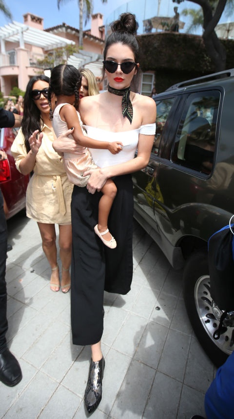 Kendall Jenner diện crop top khoe eo thon ảnh 1 Kendall Jenner dien crop top khoe eo thon anh 1
