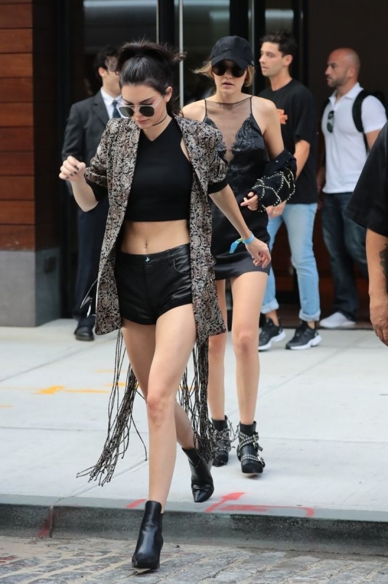 Kendall Jenner diện crop top khoe eo thon ảnh 10 Kendall Jenner dien crop top khoe eo thon anh 10